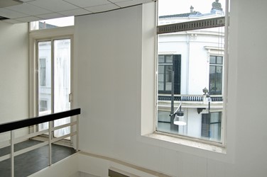 <p>Zicht op één van de gemoderniseerde vensters, met links de vernieuwde deur naar het balkon boven de entree van Marspoortstraat 1. </p>
